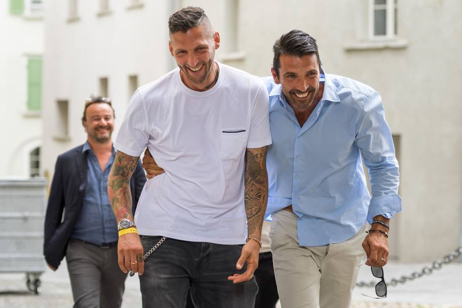 Marco Materazzi se la ride con Gianluigi Buffon. Afp
